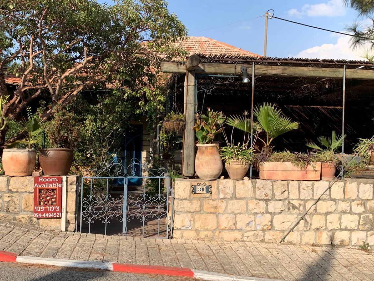 בית האבן העתיק מ-1885 עם מגונית פרטית בחצר Rosh Pinna Eksteriør billede