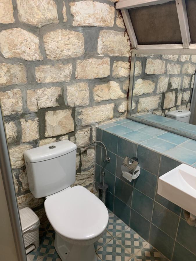 בית האבן העתיק מ-1885 עם מגונית פרטית בחצר Rosh Pinna Eksteriør billede