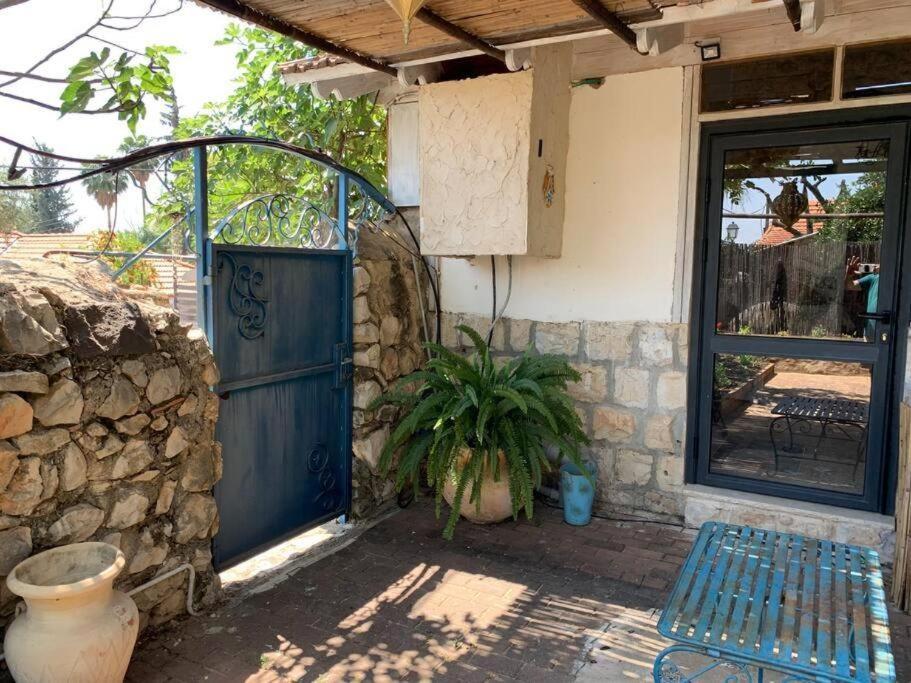 בית האבן העתיק מ-1885 עם מגונית פרטית בחצר Rosh Pinna Eksteriør billede