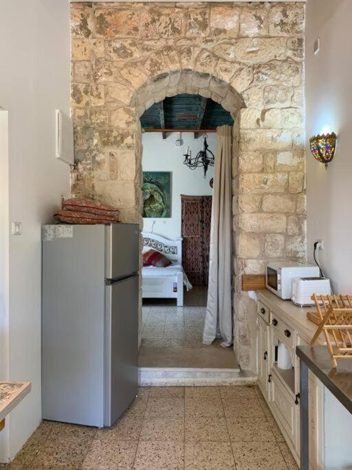 בית האבן העתיק מ-1885 עם מגונית פרטית בחצר Rosh Pinna Eksteriør billede